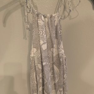 Flowy tank with tie straps